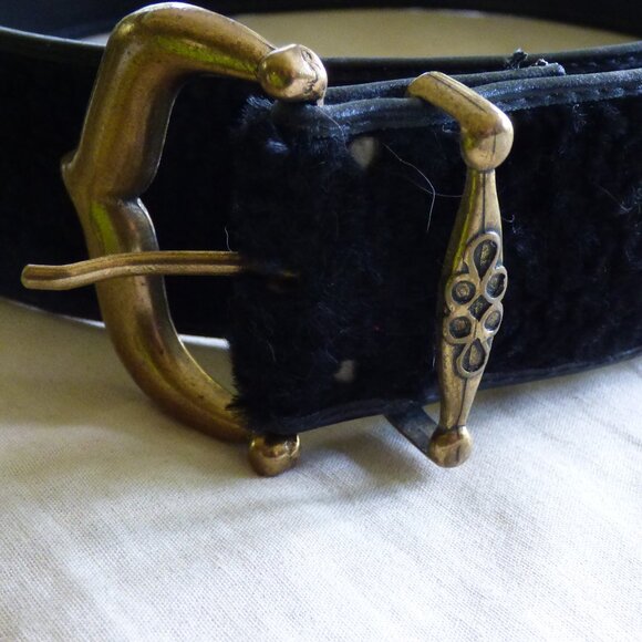 VINTAGE BLACK FUZZY PANT / SKIRT BELT PREOWNED TOTAL OF 36\